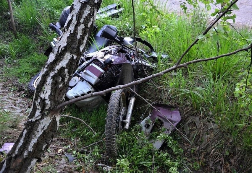 Śmiertelny wypadek motocyklisty w Łaziskach Górnych. Kierujący nie miał uprawnień do prowadzenia pojazdu