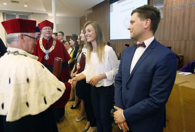 Nowym doktorom i doktorom habilitowanym gratulował prof. Sławomir Wiak, rektor uczelni.