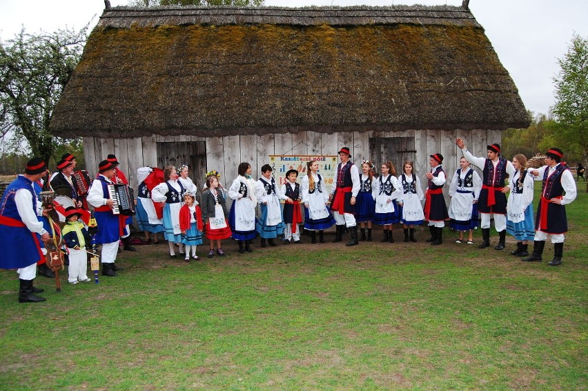 Koń w butach, kostki torfu, czyli Czarne Wesele w Klukach