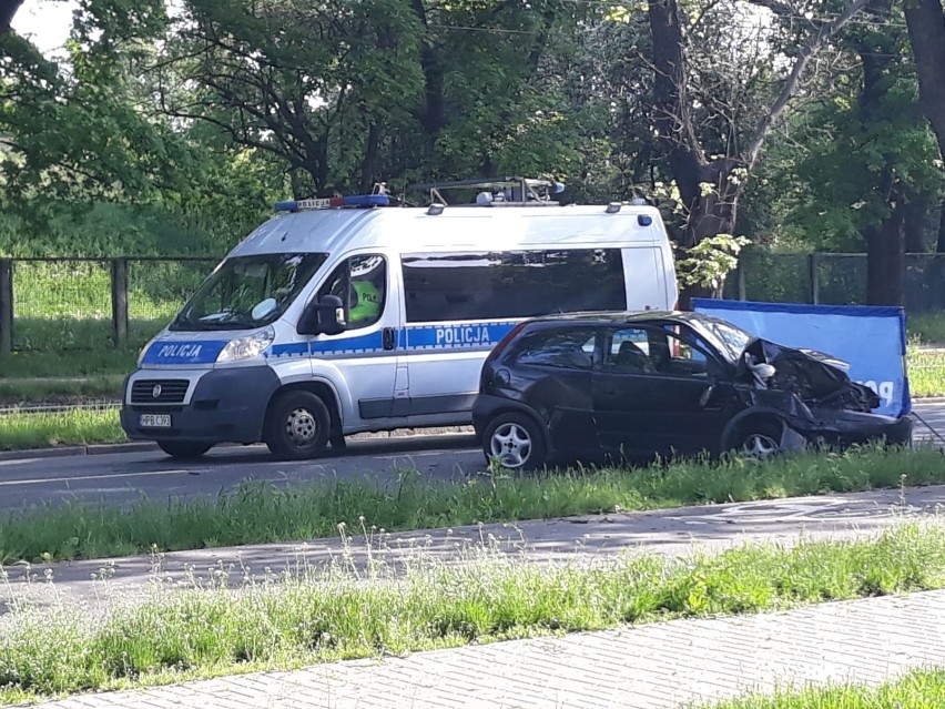 Śmiertelny wypadek na Sępolnie. Samochód uderzył w drzewo, kierowca nie żyje [ZDJĘCIA]