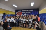 Uczniowie z gminy Radwanice odebrali stypendia. Nagrodzeni za pilną naukę