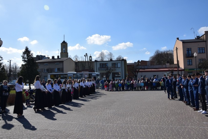 Poloneza w centrum Zelowa zatańczyli uczniowie Zespołu Szkół...