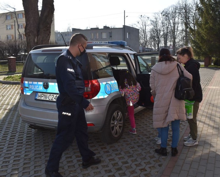 Malbork. Policjanci przekazali pieniądze parafii na Piaskach. Na co dzień służą pomocą uchodźcom z Ukrainy