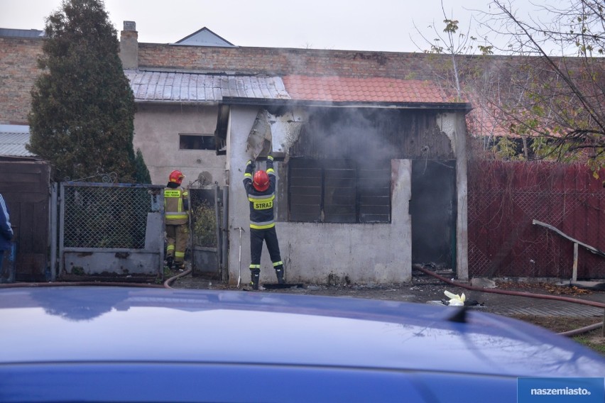 Groźny pożar na ulicy Św. Antoniego we Włocławku. W środku mogli być ludzie [zdjęcia, wideo]