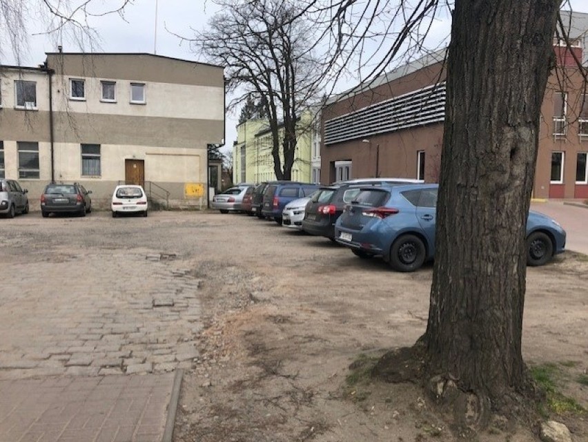 Dziś parking pod szpitalem, to klepisko z dziurawym wjazdem