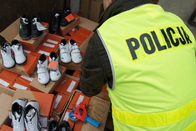 Policja w dwóch placówkach handlowych znalazła obuwie z ...