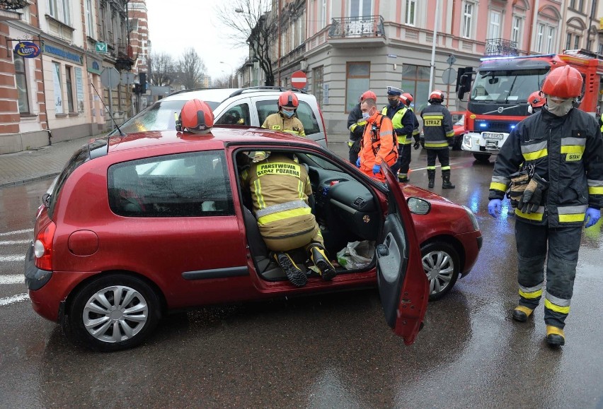 Wypadek w Przemyślu. W zderzeniu mercedesa z renault ranna została kobieta [ZDJĘCIA]