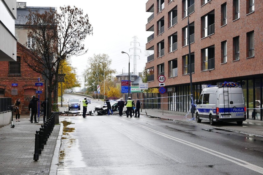 Wypadek na Szwedzkiej. Duże utrudnienia na Pradze-Północ. Policyjny pościg zakończony groźnym wypadkiem. Na miejscu pracują służby