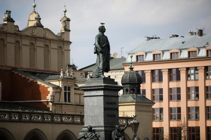 Taniec na jednej nodze wokół pomnika Adama Mickiewicza...