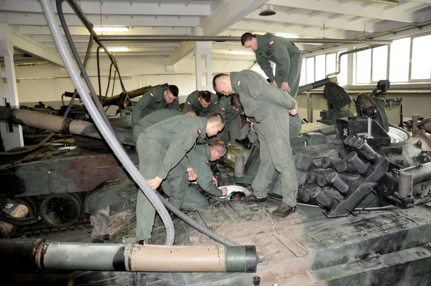 Intensywne szkolenie żołnierzy 1 batalionu czołgów w...