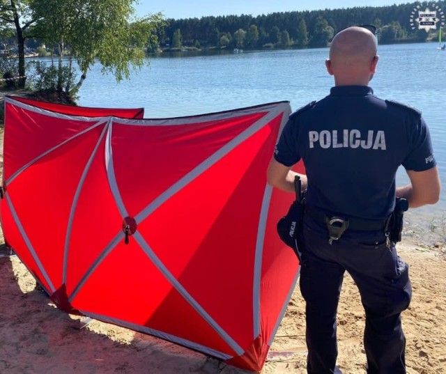 Zgłoszenie wpłynęła kilka minut przed godziną 14 w niedzielę 10 września. Na policję zadzwonił jeden ze świadków, którzy natknęli się na ciało w wodzie