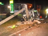 Wypadek w Koninie. Fiat Uno uderzył w słup