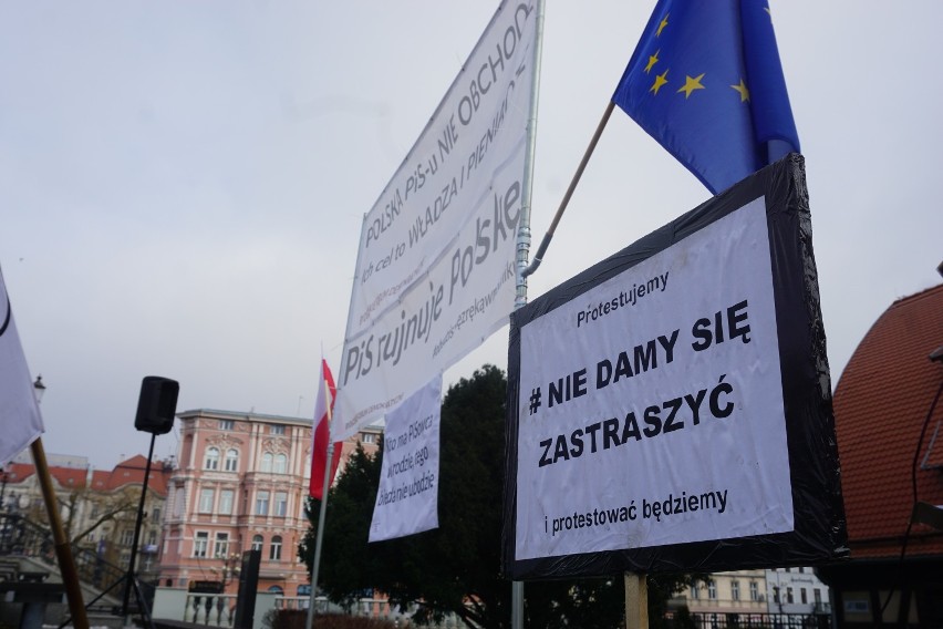 Antyrządowa pikieta billboardowa na ul. Mostowej w Bydgoszczy [zdjęcia]