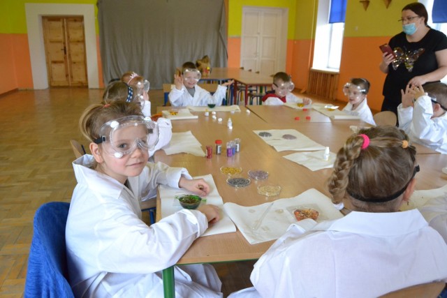 Dzieci z oddziału przedszkolnego w Czarnem podczas robienia mydełek. W ten sposób rozpoczęto innowację pedagogiczną pod hasłem  „Mali badacze w oddziale przedszkolnym”.
