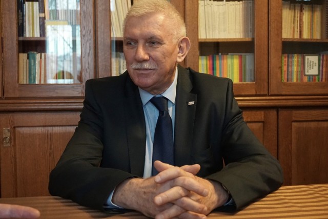 Prof. Antoni Różalski, rektor UŁ, wydał zarządzenie przesuwające letnią sesję egzaminacyjną na przełom sierpnia i września 2020 r. 

>>> Czytaj dalej na kolejnym slajdzie >>>