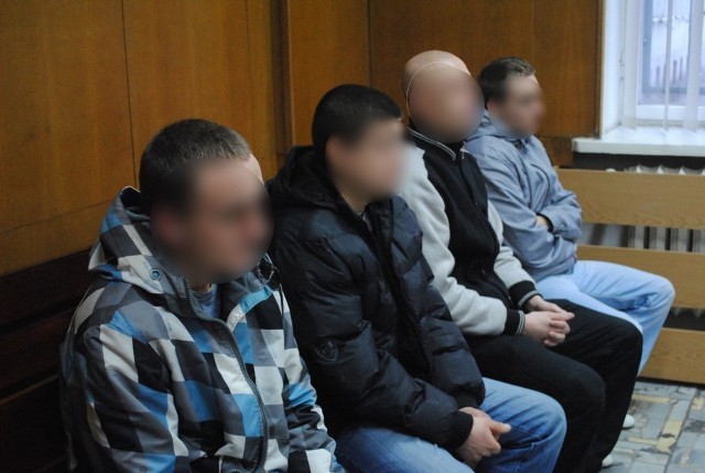 Pseudokibice oskarżeni  są o napaść na policjantów podczas meczu Górnika Konin z Legią Chełmża.