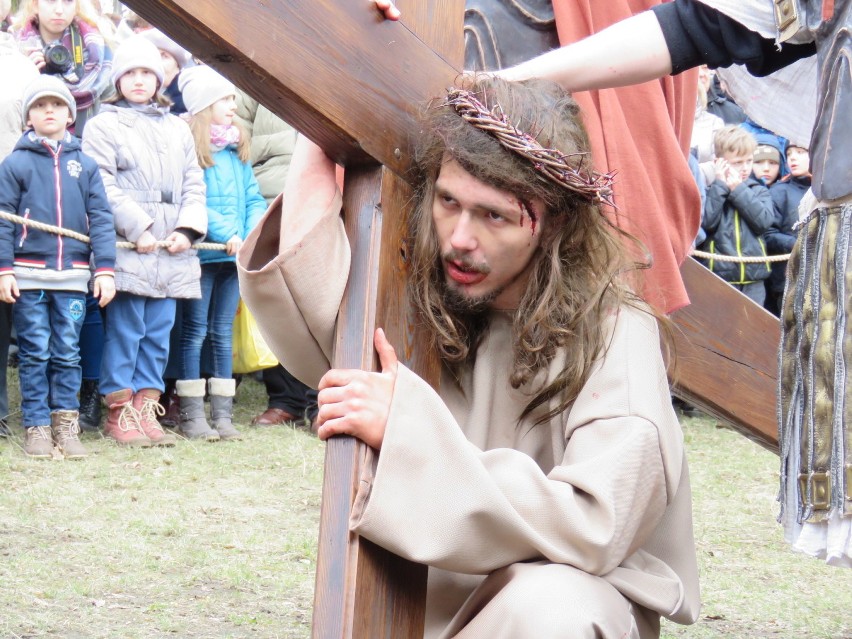 Tysiące wiernych uczestniczyło w drodze krzyżowej Jezusa na kalwarii piekarskiej. [ZDJĘCIA, WIDEO]