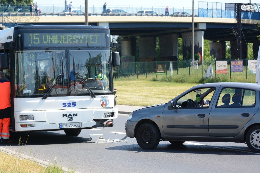 W Toruniu autobus komunikacji miejskiej zderzył się z samochodem [wideo, zdjęcia]