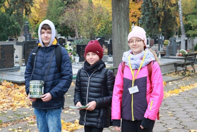 Wśród kwestujących na Starym Cmentarzu byli m.in. Jula, Adelajda i Franciszek ze Szkoły Podstawowej nr 149 im. Obrońców Westerplatte przy ul. Tatrzańskiej w Łodzi.