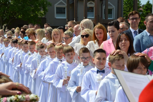 W niedzielę 28 maja przypada uroczystość Zesłania Ducha Świętego. Podczas mszy św. o godz. 11 w parafii pw. Miłosierdzia Bożego w Lęborku dzieci przyjęły po raz pierwszy Eucharystię. Sakramentu 18 dziewczynkom i 27 chłopcom udzielił ks. Rafał Cieszyński, proboszcz parafii.