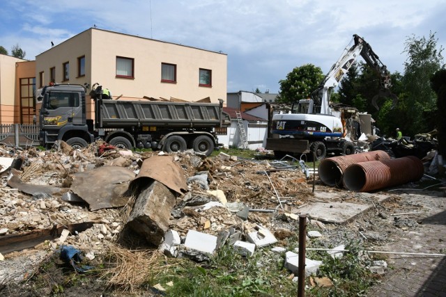 Prace przy największej drogowej inwestycji najbliższych lat- przebudowie ulic Witosa i Zagnańskiej widać już gołym okiem. Rozpoczęła się rozbiórka budynków, z którymi koliduje inwestycja.