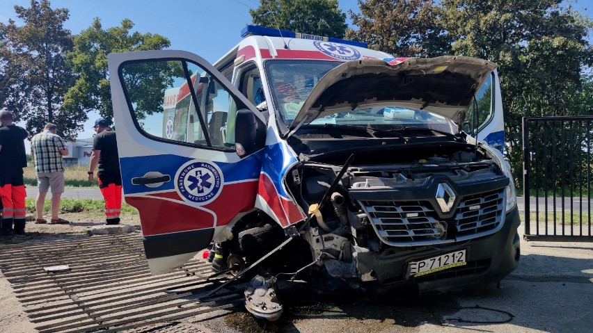 Wypadek karetki na drodze krajowej nr 91 w Piotrkowie