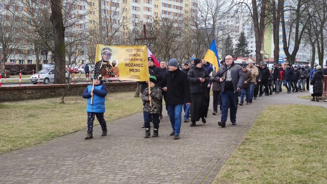 36. Męski Publiczny Różaniec w intencji pokoju na Ukrainie przeszedł ulicami Piotrkowa, 05.03.2022