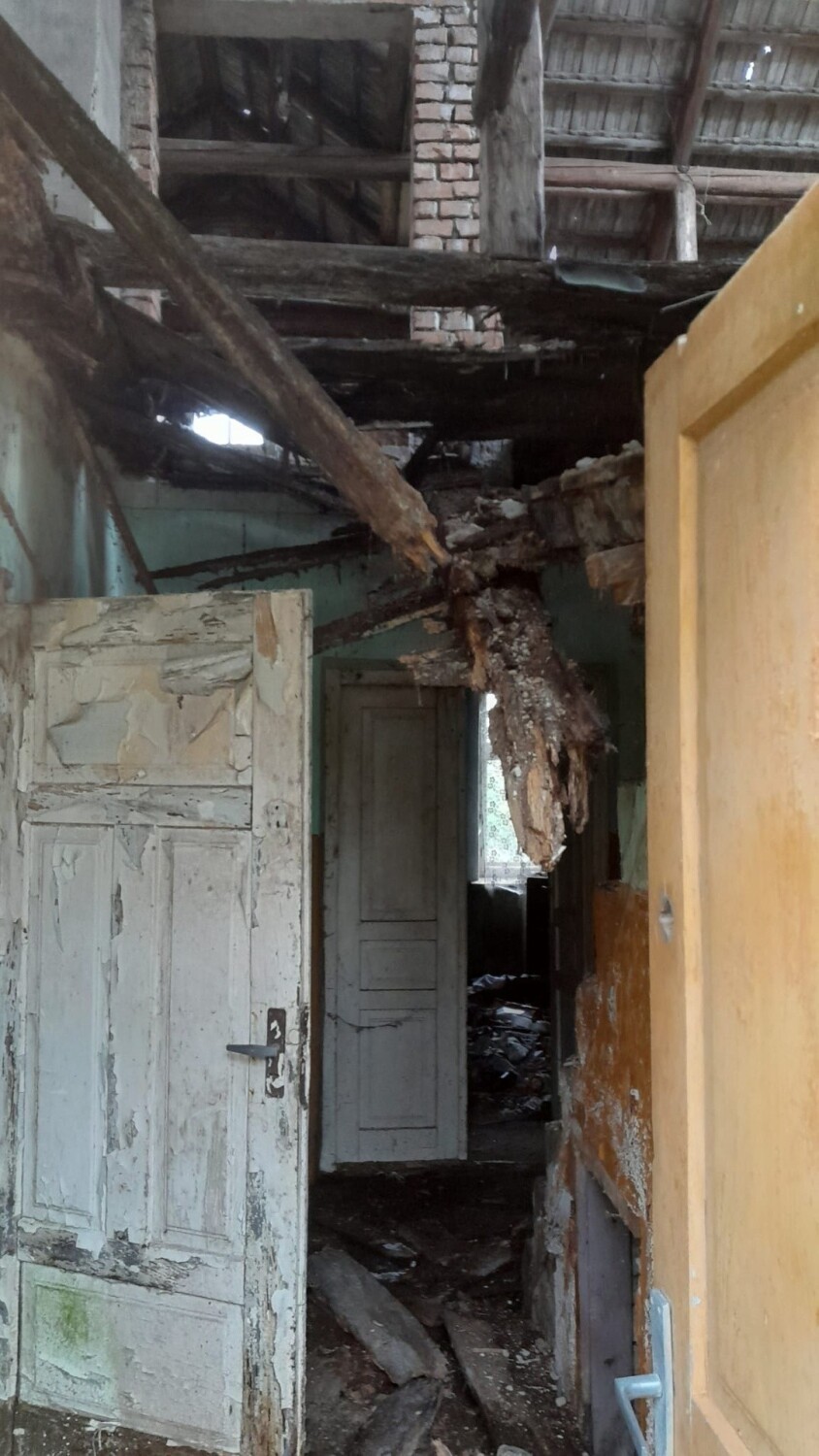 Pod Tarnowem znaleziono zwłoki 52-letniego mężczyzny w domu grożącym zawaleniem. Zobacz zdjęcia