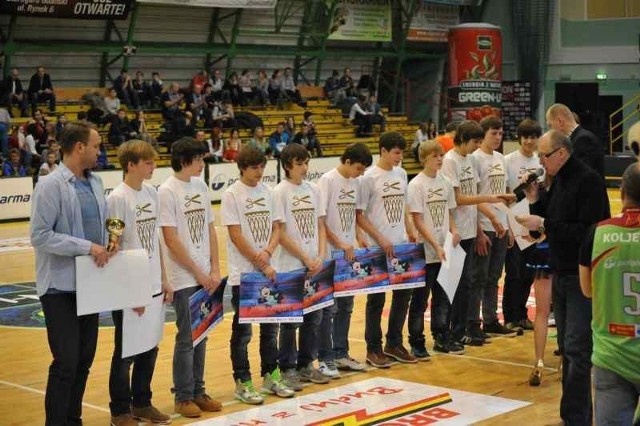 Młodzi adepci basketu z Uczniowskiego Klubu Sportowego Jedynka Pelplin otrzymali m.in. kalendarze od Polpharmy.