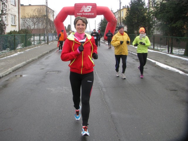 Magdalena Bucewka w trakcie rozgrzewki przed biegiem