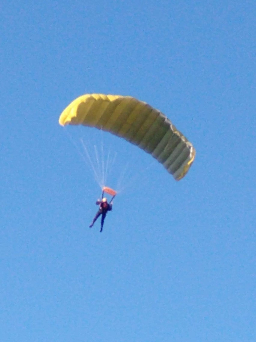 Kosmos! Skoki spadochronowe w ramach lekcji w legnickim liceum - zobacz!