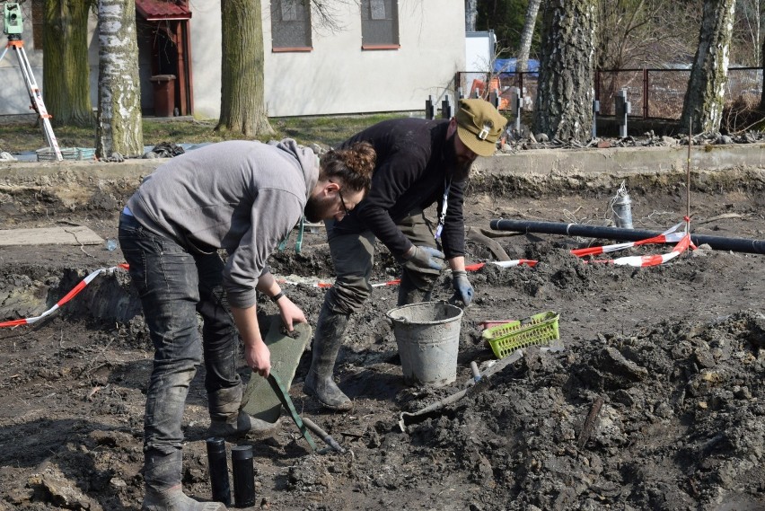 Ludzkie kości i czaszki odkryli archeolodzy podczas prac...