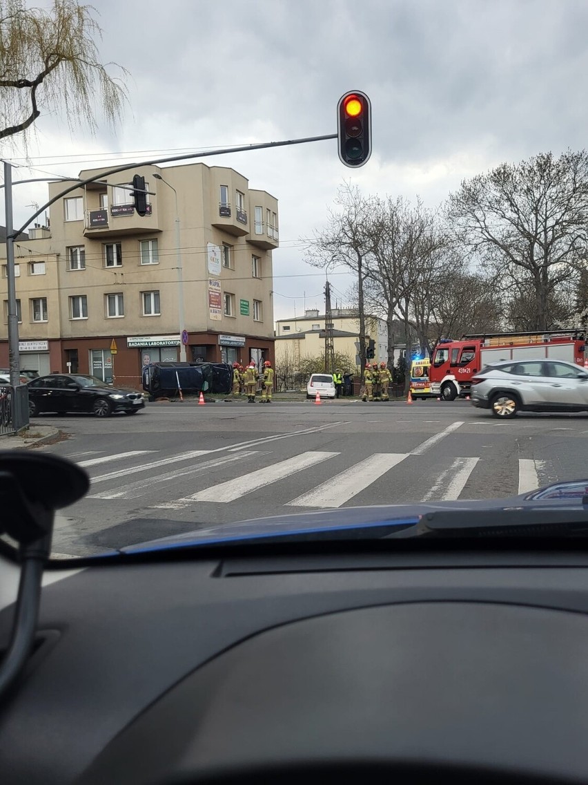 Groźny wypadek na Wielkopolskiej w Gdyni 30.04.2022 r. Auto przewróciło się na bok i na chodnik