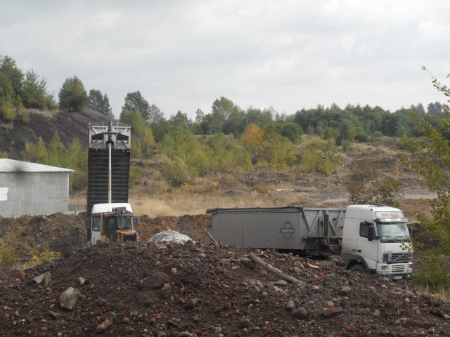 Wysypisko w Brzozowicach-Kamieniu: Na teren przy ulicy Konarskiego wciąż zwożone są odpady. Władze rozkładają ręce