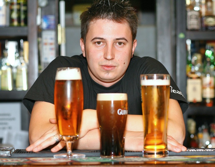 Jak serwować, radzi Jacek Antosz, barman z Irish Pubu