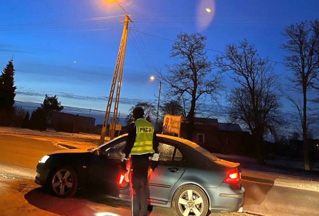 Łącznie przez dwie godziny radziejowscy policjanci sprawdzili 406 kierujących. Dwóch z nich kierowało autami po alkoholu. Na miejscu stracili prawa jazdy