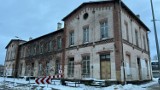 Dworzec kolejowy Dąbrowa Górnicza-Ząbkowice czeka na remont. Budynek wymaga zabezpieczenia. Kiedy pierwsze prace?