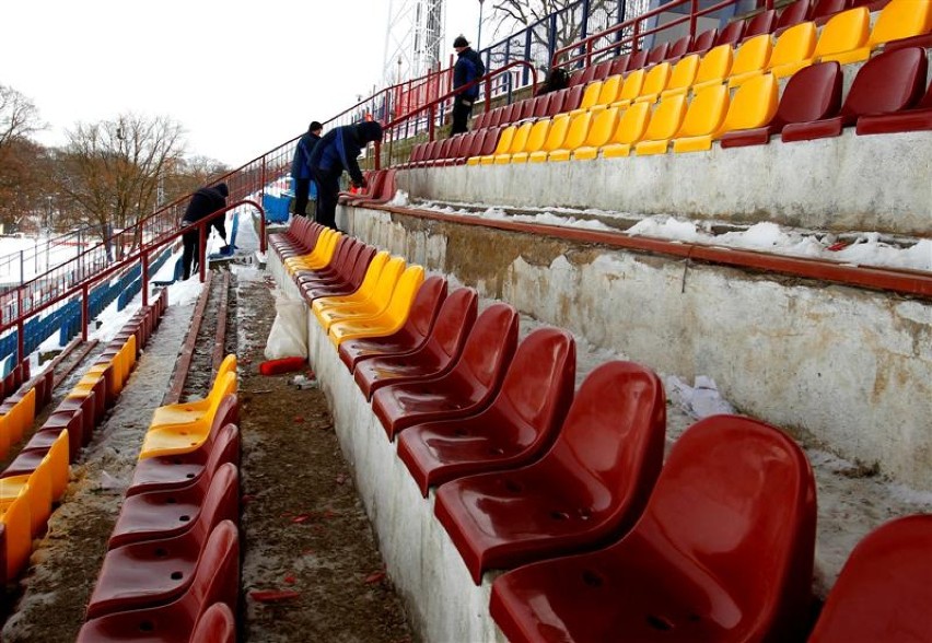 Montują nowe, kolorowe krzesełka na Pogoni Szczecin. Zdążą do wiosny? [zdjęcia]