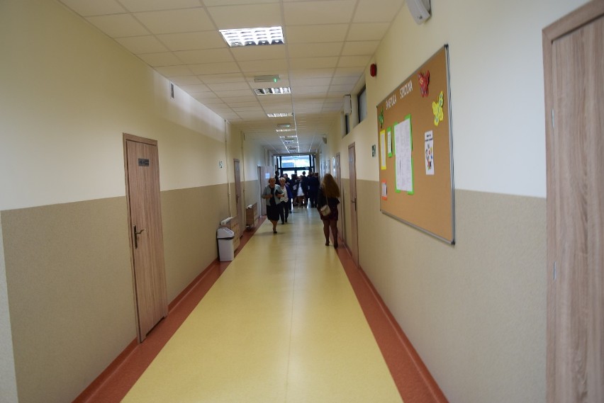 "Nie musimy się już uczyć na korytarzach". Szkoła w Górze Puławskiej wreszcie otwarta