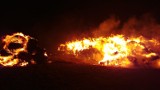 Pożar słomy w Ptaszkowicach. Akcja straży pożarnej [zdjęcia i film] 