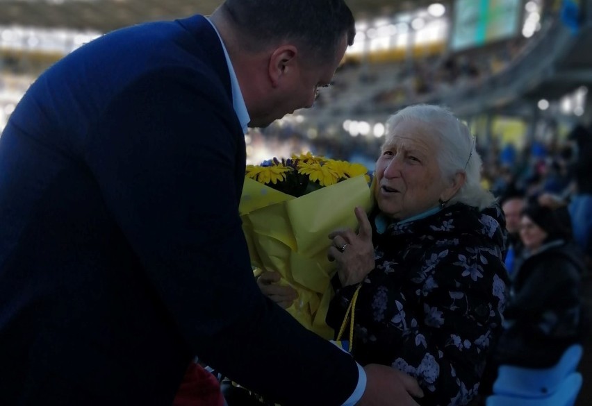 Przed meczem Stali z Włókniarzem z kwiatami dla jubilatki...