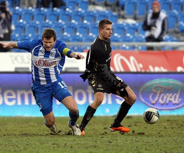 Artur Sobiech w starciu z Bartoszem Bosackim