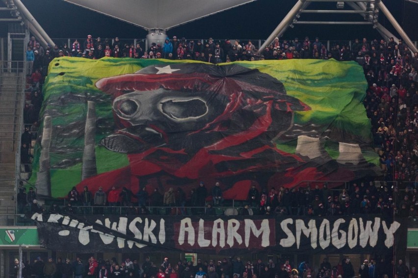 Legia - Wisła. Gęsty dym spowił trybuny na Łazienkowskiej