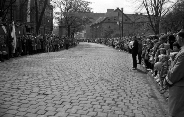 1 maja w Raciborzu w 1964 roku trybunę ustawiono na Placu Wolności.