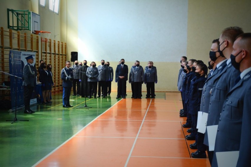 Nowi policjanci w szeregach policji. Wszyscy złożyli uroczyste ślubowanie w Łodzi