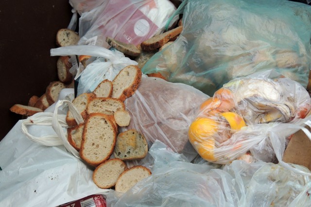 Resztki jedzenia na warszawskich ulicach i podwórkach. Mieszkańcy zgłaszają kolejne przypadki