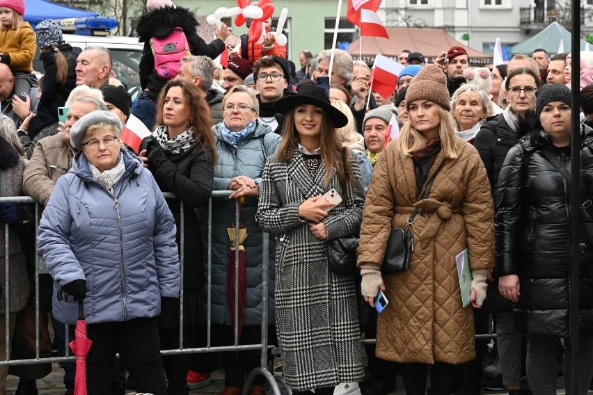 Wojewódzkie Obchody Narodowego Święta Niepodległości 2023 w Kielcach. Wyjątkowa uroczystość na Placu Wolności. Było mnóstwo mieszkańców