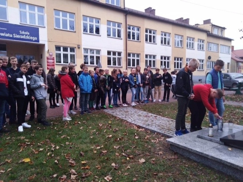 Uczniowie podstawówki w Błaszkach biorą udział w akcji "Szkoła pamięta" [FOTO]