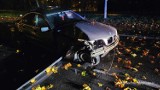 Wypadek w Tarnowie. Rozbite bmw i uszkodzona latarnia na ulicy Starodąbrowskiej. Kierowcę szukała policja