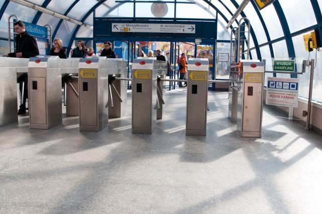 Nie kursuje metro do centrum. Zamknięte niektóre stacje